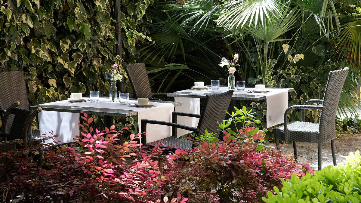 Breakfast tables in the garden at Hotel San Anselmo