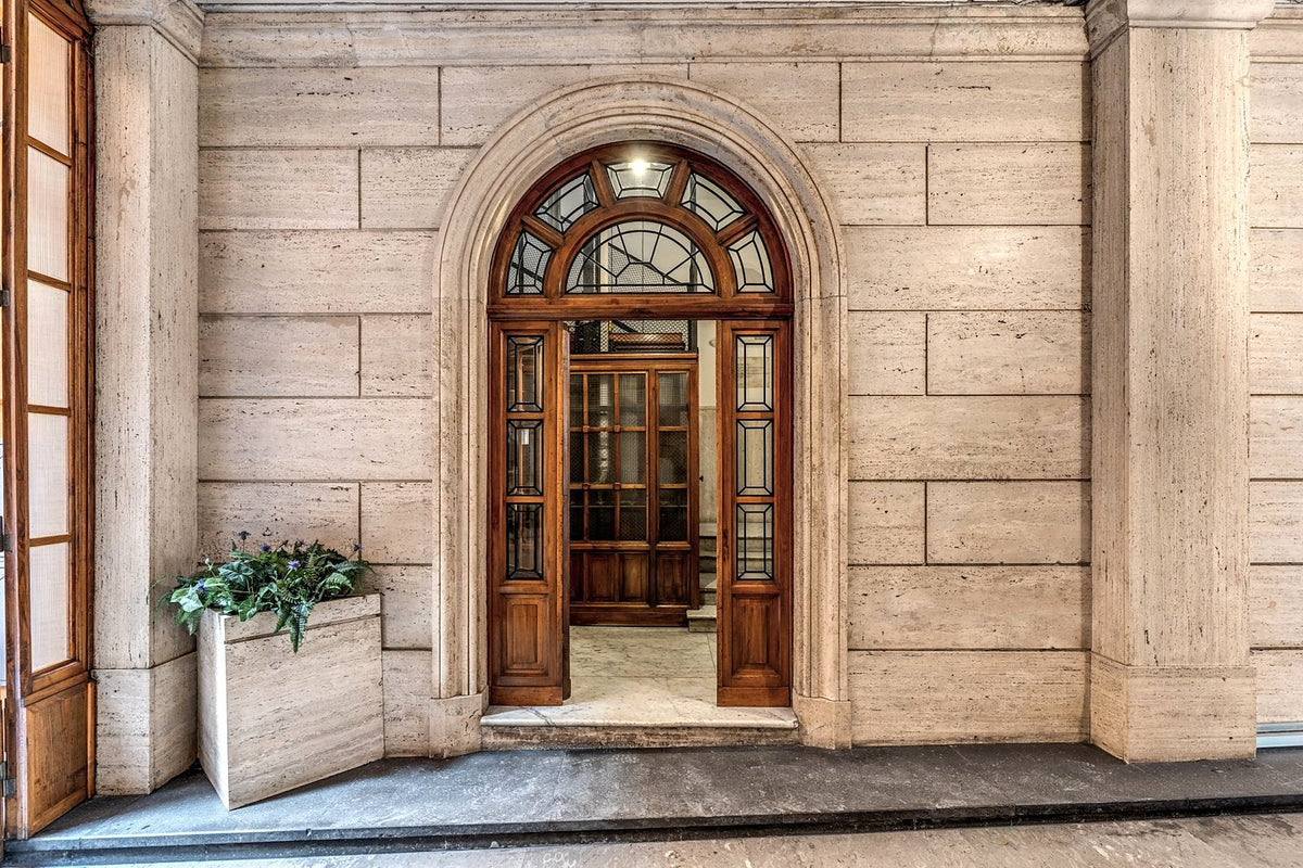 The entrance doorway of Residenza Piranesi on Via Sistina