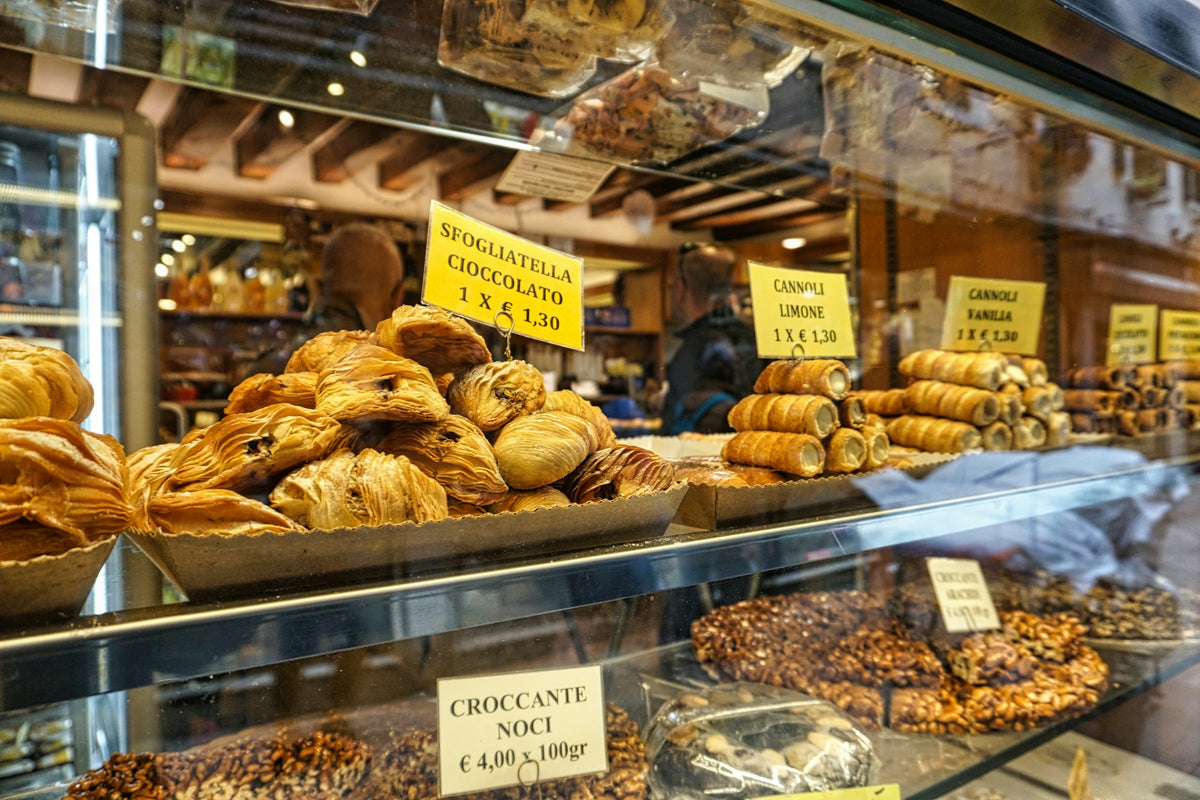 Sfogliatelle, cannoli and nut brittle in a Venice bakery window