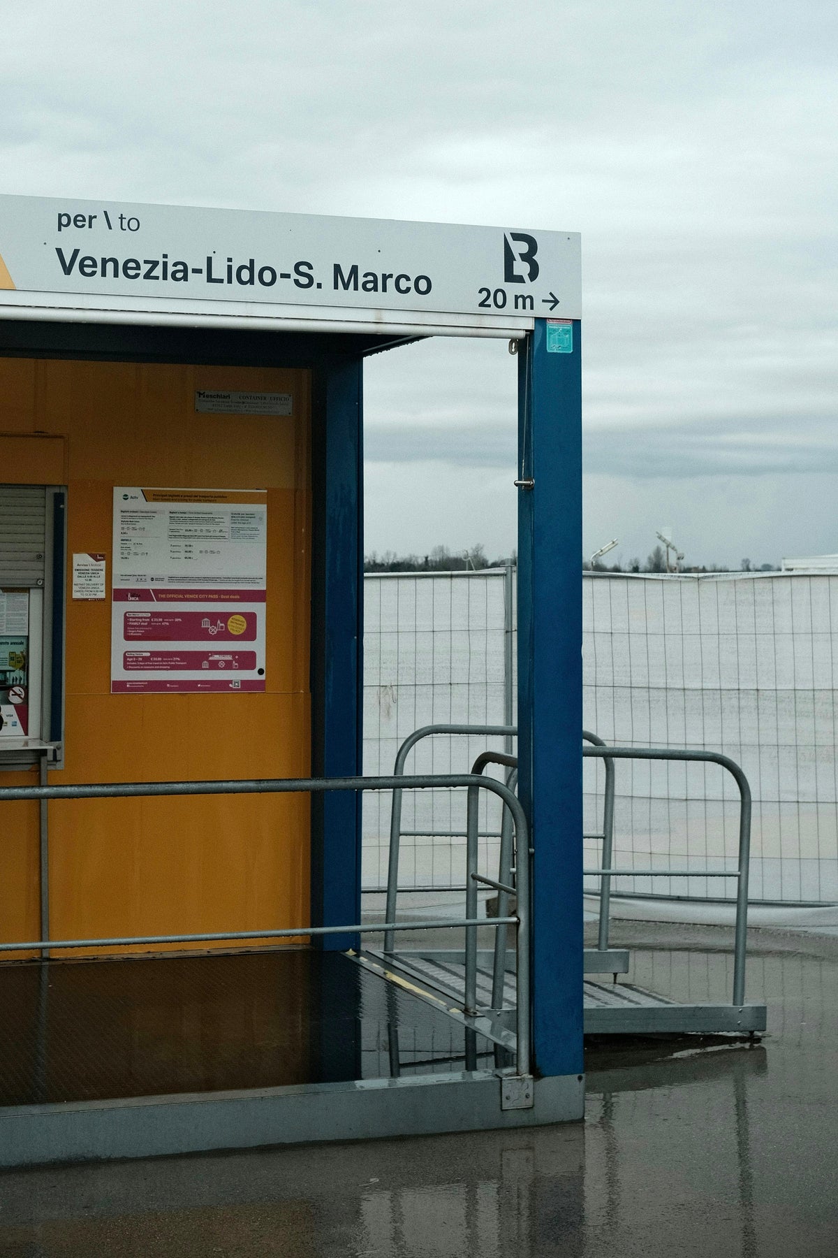 A waterbus ticket booth with a sign for the Venezia–Lido–S. Marco line
