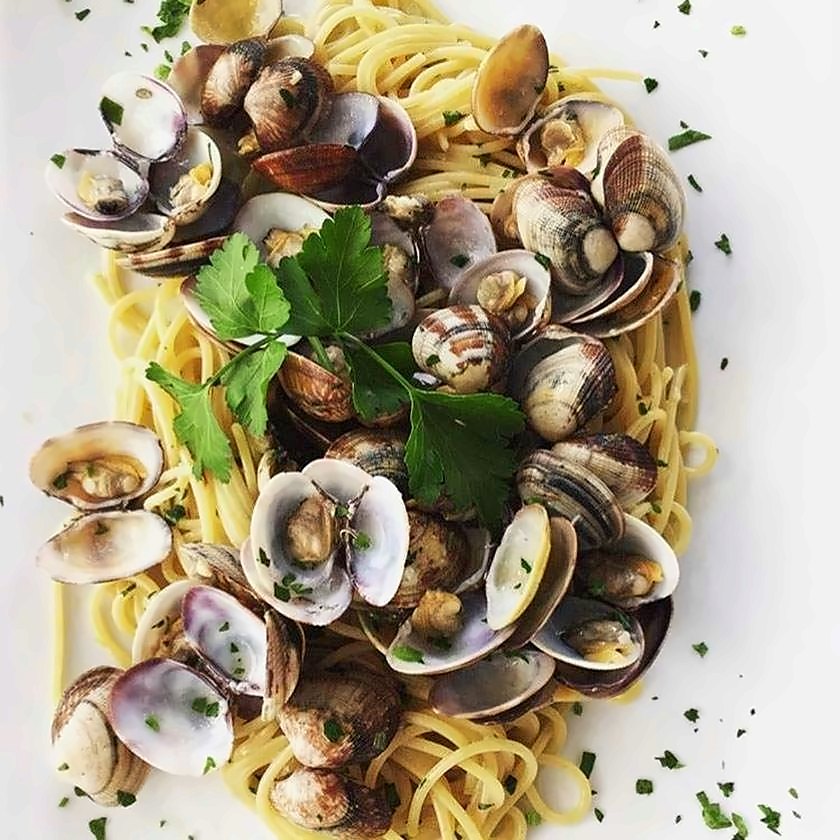 Spaghetti with clams and fresh parsley