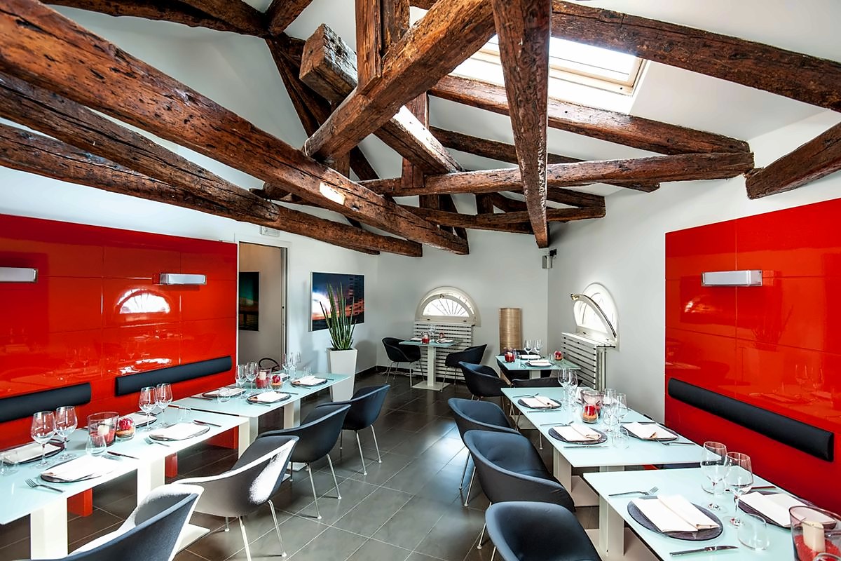 Lineadombra dining room with exposed wooden beams and red wall panels
